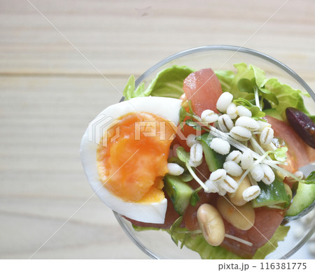 水溶性食物繊維たっぷりのもち麦をトッピングした緑黄色野菜とタンパク質たっぷりのおいしい腸活サラダ 水溶性食物繊維たっぷりのもち麦をトッピングした緑黄色野菜とタンパク質たっぷりのおいしい腸活サラダ 116381775