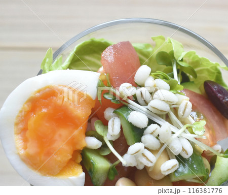 水溶性食物繊維たっぷりのもち麦をトッピングした緑黄色野菜とタンパク質たっぷりのおいしい腸活サラダ 116381776