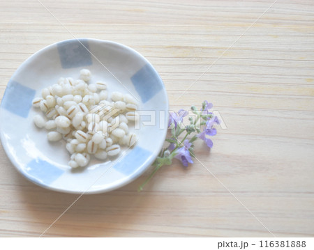 中身までまるごと水溶性食物繊維 腸活にうってつけのもち麦のクローズアップ 中身までまるごと水溶性食物繊維 腸活にうってつけのもち麦のクローズアップ 116381888