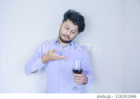 ワインを紹介する男性 ワインを紹介する男性 116381946