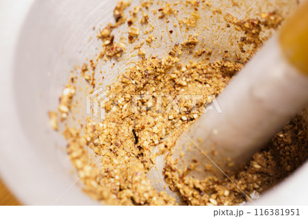 スパイスの材料を潰す 116381951