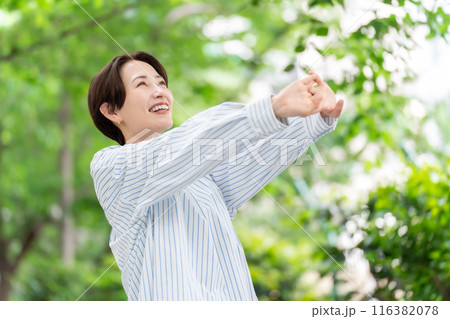 新緑 ミドル女性 ビューティー リフレッシュ 新緑 ミドル女性 ビューティー リフレッシュ 116382078