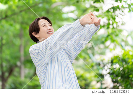 新緑　ミドル女性　ビューティー　リフレッシュ 116382083