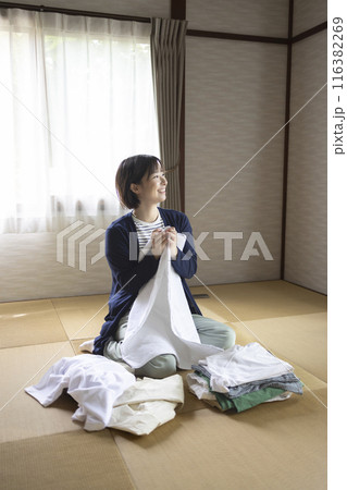 洗濯物を畳む女性 116382269
