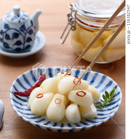 おばあちゃんが漬けた らっきょうの甘酢漬け 116382547