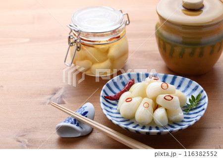 おばあちゃんが漬けた らっきょうの甘酢漬け おばあちゃんが漬けた らっきょうの甘酢漬け 116382552