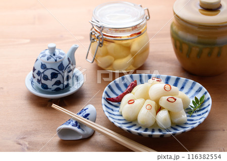 おばあちゃんが漬けた らっきょうの甘酢漬け 116382554