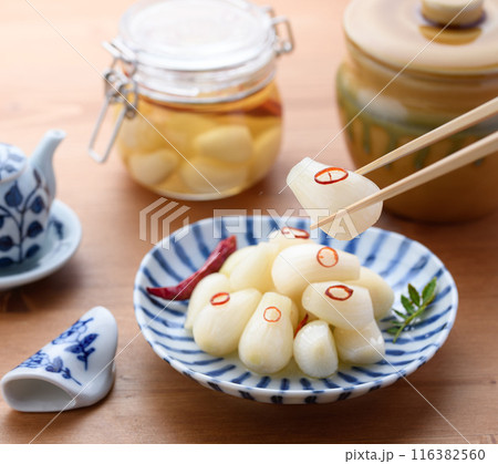 おばあちゃんが漬けた らっきょうの甘酢漬け おばあちゃんが漬けた らっきょうの甘酢漬け 116382560