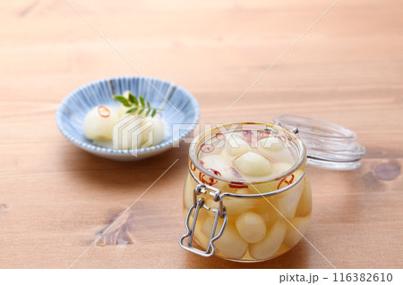 おばあちゃんが漬けた らっきょうの甘酢漬け 116382610