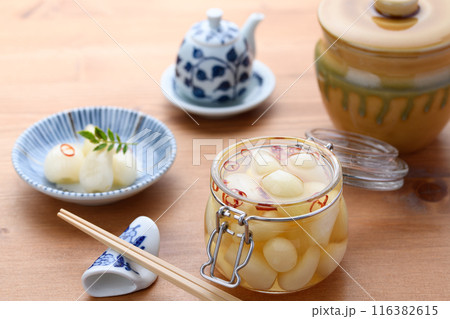 おばあちゃんが漬けた らっきょうの甘酢漬け おばあちゃんが漬けた らっきょうの甘酢漬け 116382615