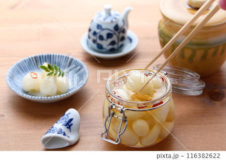 おばあちゃんが漬けた らっきょうの甘酢漬け おばあちゃんが漬けた らっきょうの甘酢漬け 116382622