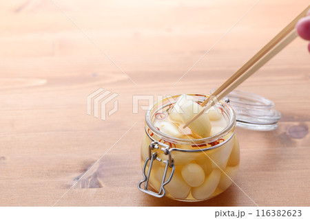 おばあちゃんが漬けた らっきょうの甘酢漬け おばあちゃんが漬けた らっきょうの甘酢漬け 116382623