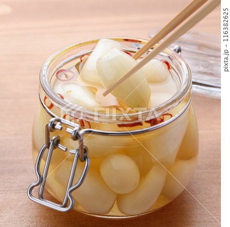 おばあちゃんが漬けた らっきょうの甘酢漬け おばあちゃんが漬けた らっきょうの甘酢漬け 116382625