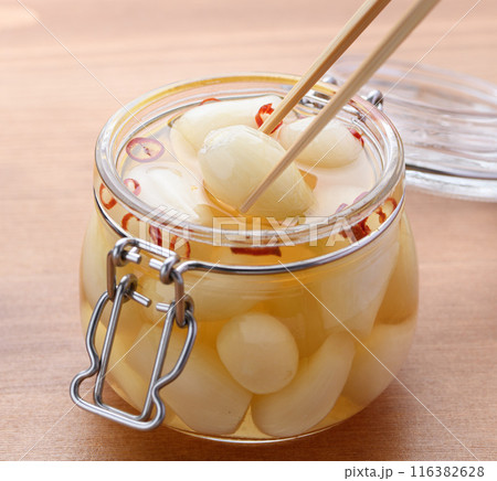 おばあちゃんが漬けた らっきょうの甘酢漬け 116382628