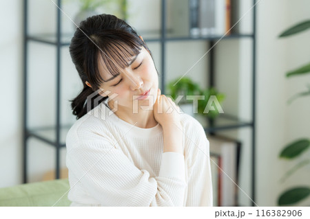肩こりの若い女性 肩こりの若い女性 116382906
