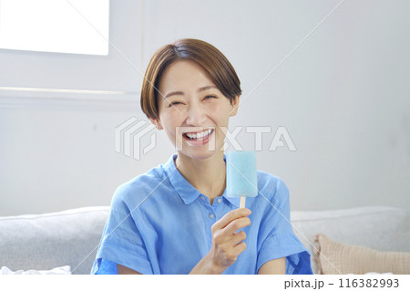 自宅で棒アイスを食べる女性 自宅で棒アイスを食べる女性 116382993