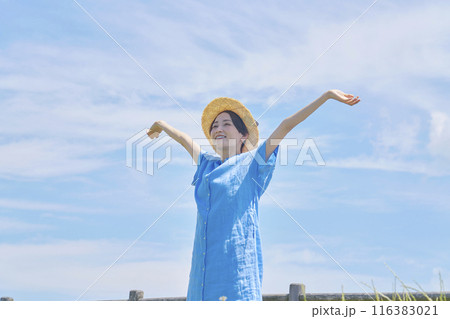 屋外で伸びをする女性 屋外で伸びをする女性 116383021