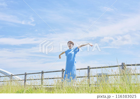屋外で伸びをする女性 屋外で伸びをする女性 116383025