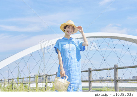 麦わら帽子をかぶった女性の屋外のポートレート 116383038