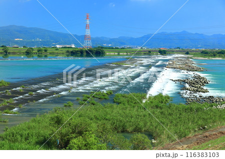 【徳島県】快晴の第十堰（吉野川） 116383103