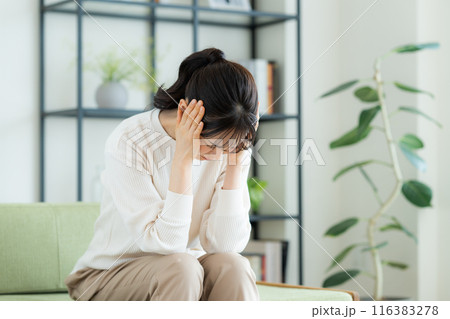 リビングで悩む若い女性 116383278