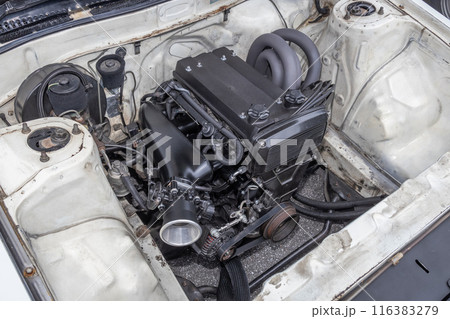 エンジンルーム　engine compartment of a old vehicle 116383279