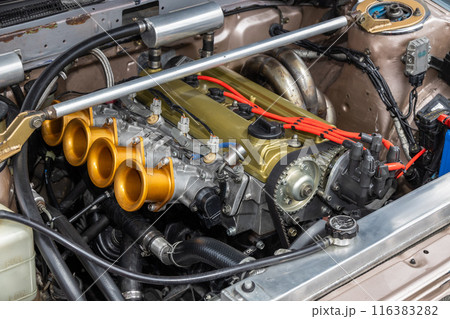 エンジンルーム　engine compartment of a old vehicle 116383282