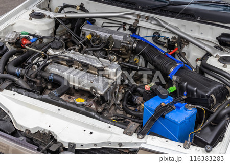 エンジンルーム　engine compartment of a old vehicle 116383283