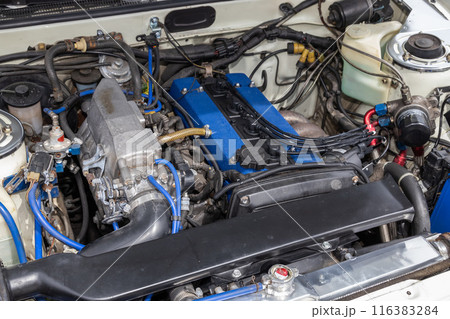 エンジンルーム　engine compartment of a old vehicle 116383284
