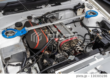 エンジンルーム　engine compartment of a old vehicle 116383286