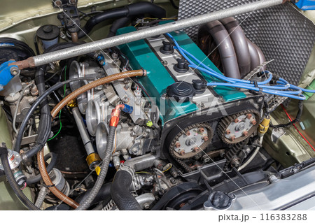 エンジンルーム　engine compartment of a old vehicle 116383288