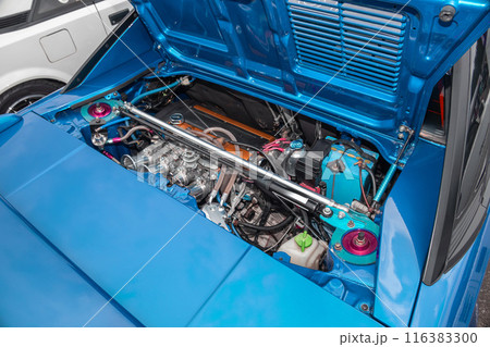 エンジンルーム　engine compartment of a old vehicle 116383300