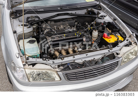 エンジンルーム　engine compartment of a old vehicle 116383303