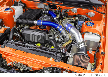 エンジンルーム　engine compartment of a old vehicle 116383304