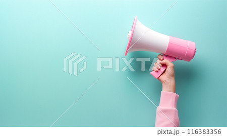 メガホンを手に、選挙とアナウンスのコンセプト。 116383356