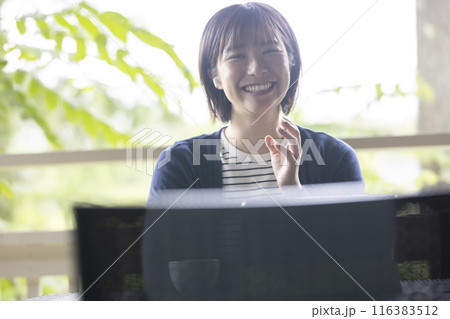 カフェでくつろぐ女性 116383512