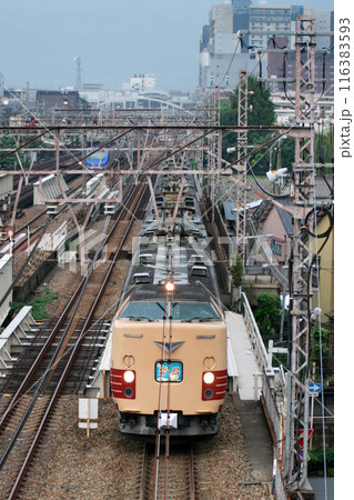 京都駅を発車する特急雷鳥号（485系電車：大阪⇔金沢） 116383593