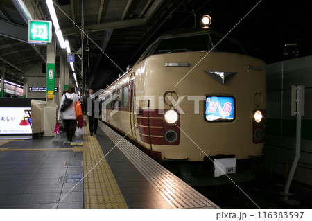 夜の大阪駅に停車中の特急雷鳥号(485系電車:大阪⇔金沢) 夜の大阪駅に停車中の特急雷鳥号(485系電車:大阪⇔金沢) 116383597