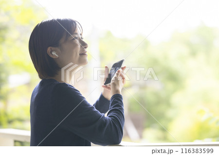 スマートフォンを操作する女性 116383599
