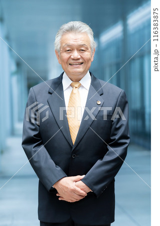 ビジネス　シニア男性　弁護士　屋外 116383875