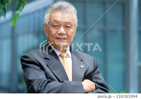 ビジネス シニア男性 弁護士 屋外 ビジネス シニア男性 弁護士 屋外 116383894