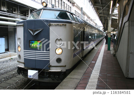 新潟駅に停車中の急行きたぐに号(大阪⇔新潟) 新潟駅に停車中の急行きたぐに号(大阪⇔新潟) 116384581