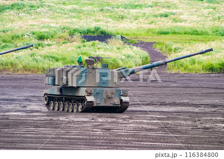 訓練展示に参加する陸上自衛隊の自走榴弾砲 116384800