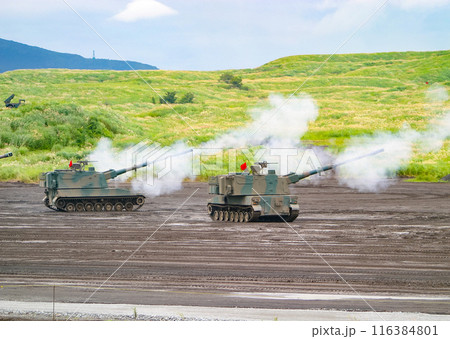 射撃する陸上自衛隊の自走榴弾砲 116384801