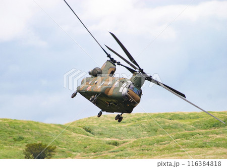 飛行するする陸上自衛隊のヘリコプターCH-47J 飛行するする陸上自衛隊のヘリコプターCH-47J 116384818