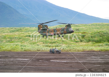 車両を地面に下ろす陸上自衛隊のヘリコプター CH-47J 116384823