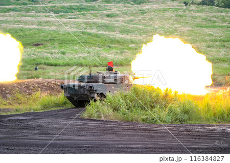訓練展示で射撃する陸上自衛隊の90式戦車 116384827