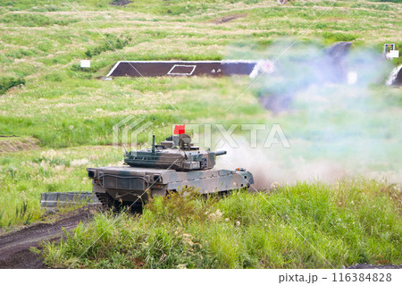 訓練展示で射撃する陸上自衛隊の90式戦車 116384828