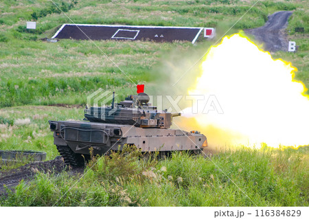 訓練展示で射撃する陸上自衛隊の90式戦車 訓練展示で射撃する陸上自衛隊の90式戦車 116384829