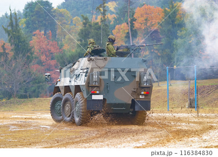 訓練展示に参加する陸上自衛隊の82式指揮通信車 116384830